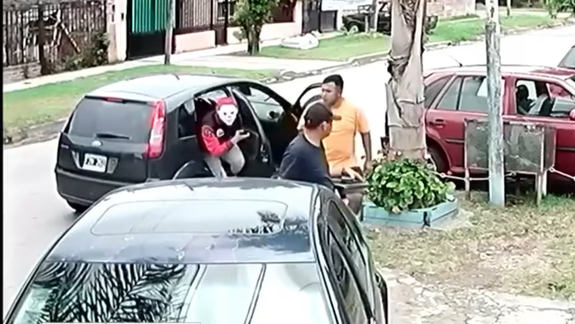 Tres delincuentes, uno con una máscara de payaso, sorprendieron al vecino en un robo