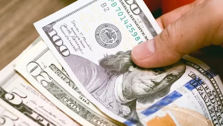 El dólar rompió la tendencia alcista en la tercera rueda de la semana y se estabilizó este jueves. El dólar rompió la tendencia alcista en la tercera rueda de la semana y se estabilizó este jueves.
