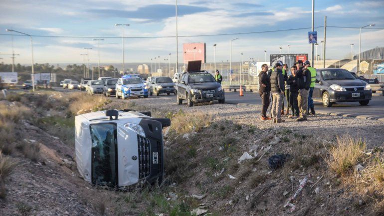 Un cartel voló desde una camioneta y provocó un vuelco