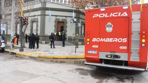 Tensión: se roció con alcohol y amenazó con prenderse fuego