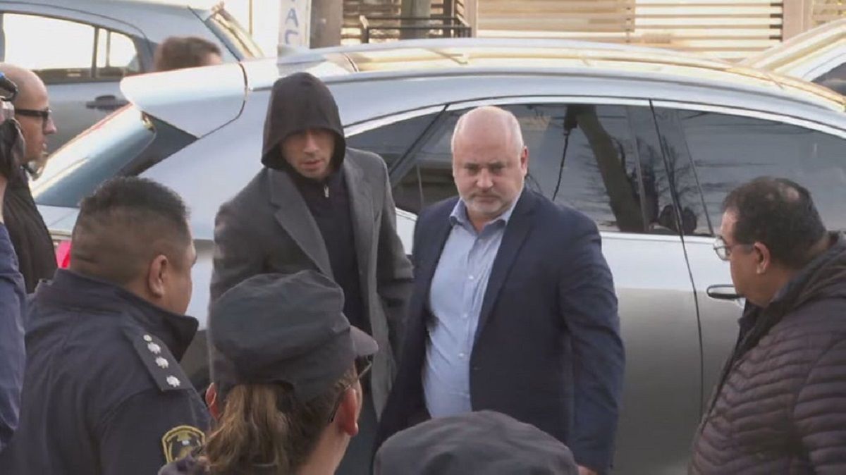 Gonzalo Montiel llegó encapuchado para presentarse ante la justicia argentina.&nbsp;
