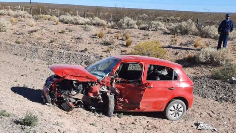Choque frontal, un tercero a la banquina y varios heridos