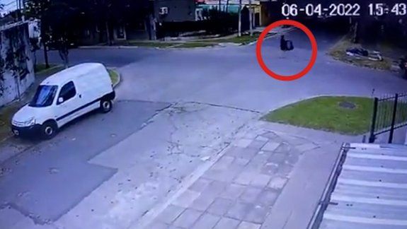 El momento en el que una mujer arroja a un bebé en una bolsa a la basura