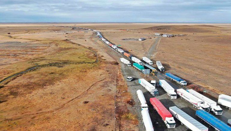 Por los cortes en Neuquén, hay un contrapiquete y más de 600 camiones varados