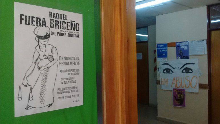 Judiciales de Junín escracharon con afiches a la jueza Briceño