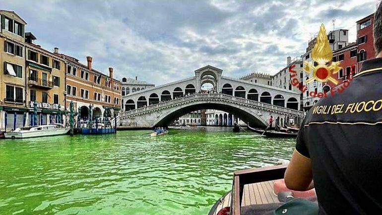 Misterio en el Gran Canal de Venecia: el agua apareció teñida de verde fluorescente