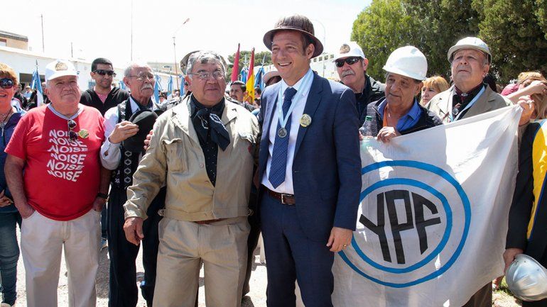 Gutiérrez encabezó el acto por los 100 años del petróleo en Plaza Huincul