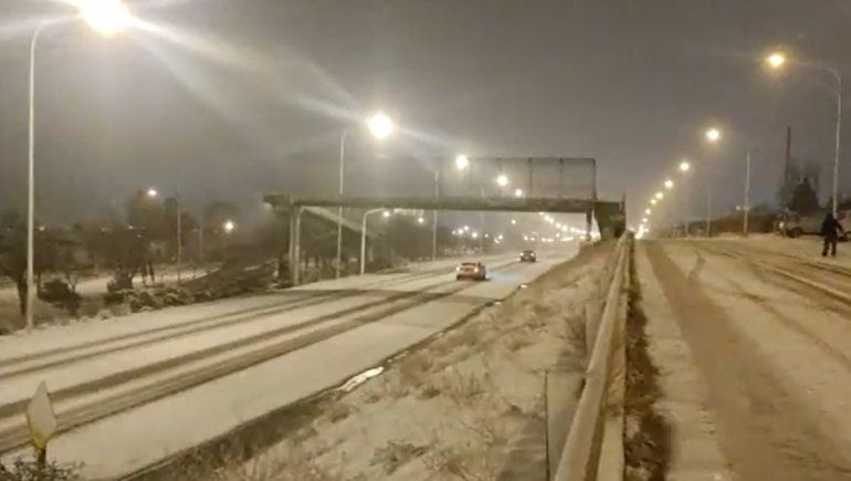 La nieve ya llegó al centro de Neuquén: ¿Cómo están las rutas?