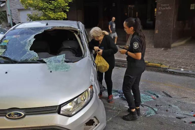 La abuela del conductor que protagonizó el choque se acercó a ver cómo quedó su camioneta. La abuela del conductor que protagonizó el choque se acercó a ver cómo quedó su camioneta.
