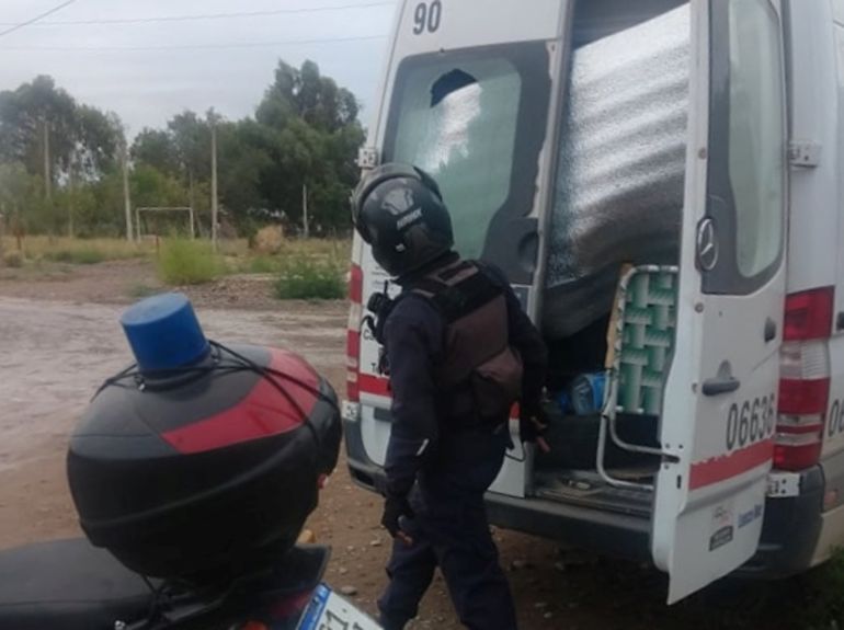 Balearon una casa en Centenario mientras había nenes en la vereda