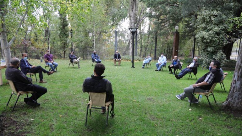 El gobernador Omar Gutiérrez encabezó una reunión con empresarios y sindicalistas en Casa de Gobierno.