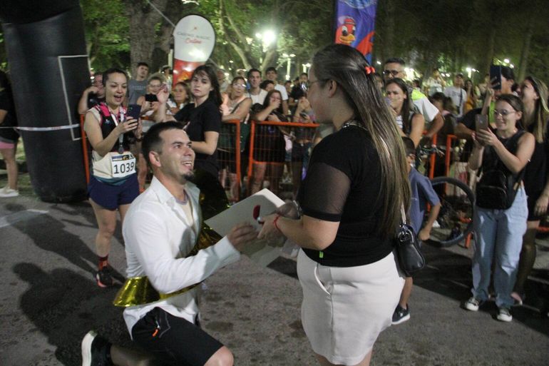 Romance en la Corrida de Centenario: llegó a la meta y le propuso matrimonio a su novia