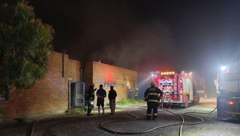 Colapsó parte del techo de un galpón de empaque por un incendio