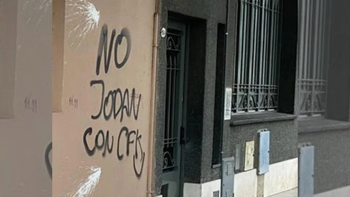 No jodan con CFK decía la pintada en el histórico edificio de radio Rivadavia.