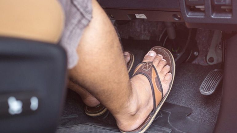 Viajar cómodo puede salir caro: en qué rutas te multan si manejás en ojotas