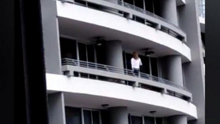 Intentaba sacarse una selfie en un balcón y cayó al vacío desde el piso 27