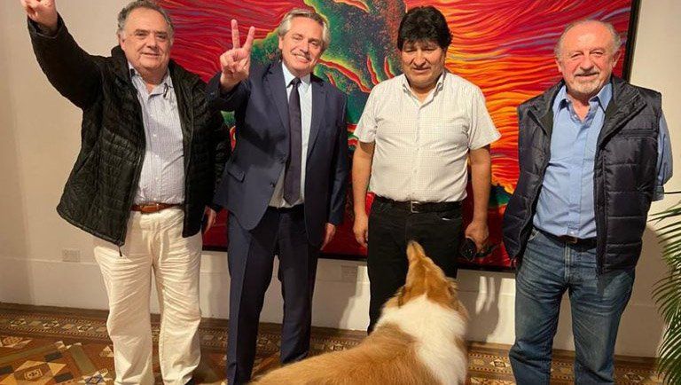 Alberto Fernández y Evo Morales posan tras la cena en Olivos.