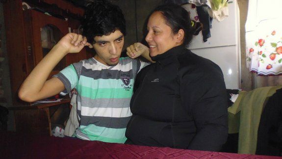 Piden ayuda para un joven zapalino con esclerosis
