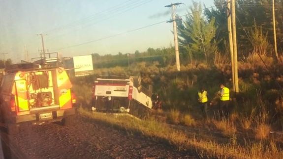 Volcó una camioneta que transportaba a petroleros: cuatro heridos