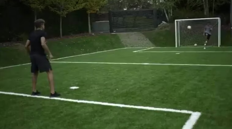 La canchita de fútbol en el parque de la mansión Simeone, donde las hijas menores del DT aprenden a andar en bicicleta y sus hijos mayores juegan con su él cuando están de visita en Madrid.