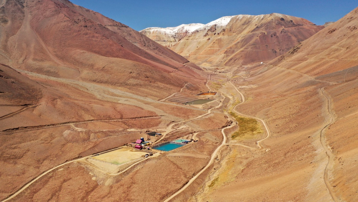 Una perspectiva del terreno altoandino, donde se concentran los yacimientos epitermales de alto valor. Foto: La Tercera Una perspectiva del terreno altoandino, donde se concentran los yacimientos epitermales de alto valor. Foto: La Tercera