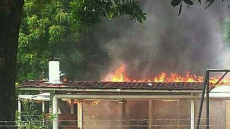 Ayer manifestantes quemaron la casa natal del ex presidente Chávez.
