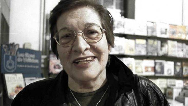 En 1999 Irma Cuña fue designada miembro de número de la Academia Argentina de Letras en representación de la literatura patagónica.