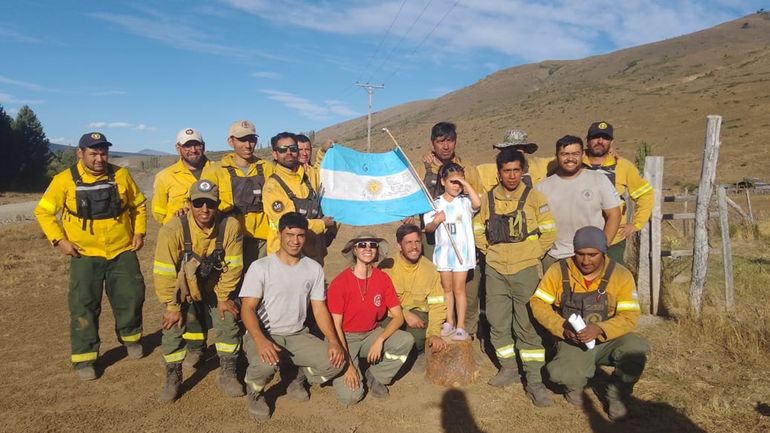 El ángel de los brigadistas: la nena que los esperó todos los días con una bandera