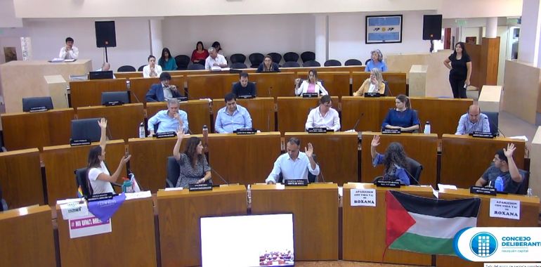 En la sesión por los ítems de CALF la mayoría de los concejales, salvo la oposición, impidió que ingresen siete vecinos a presenciar el acto legislativo. En la sesión por los ítems de CALF la mayoría de los concejales, salvo la oposición, impidió que ingresen siete vecinos a presenciar el acto legislativo.