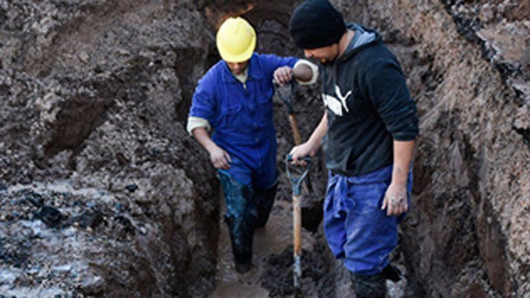 Operarios del EPAS trabajaban ayer para normalizar el servicio.