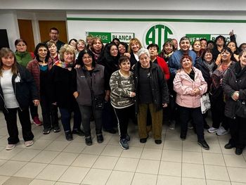 Carlos Quintriqueo con las beneficiarias del régimen epecial de Cese Laboral Voluntario