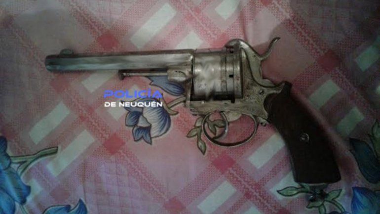 El arma y las municiones secuestradas durante el allanamiento.