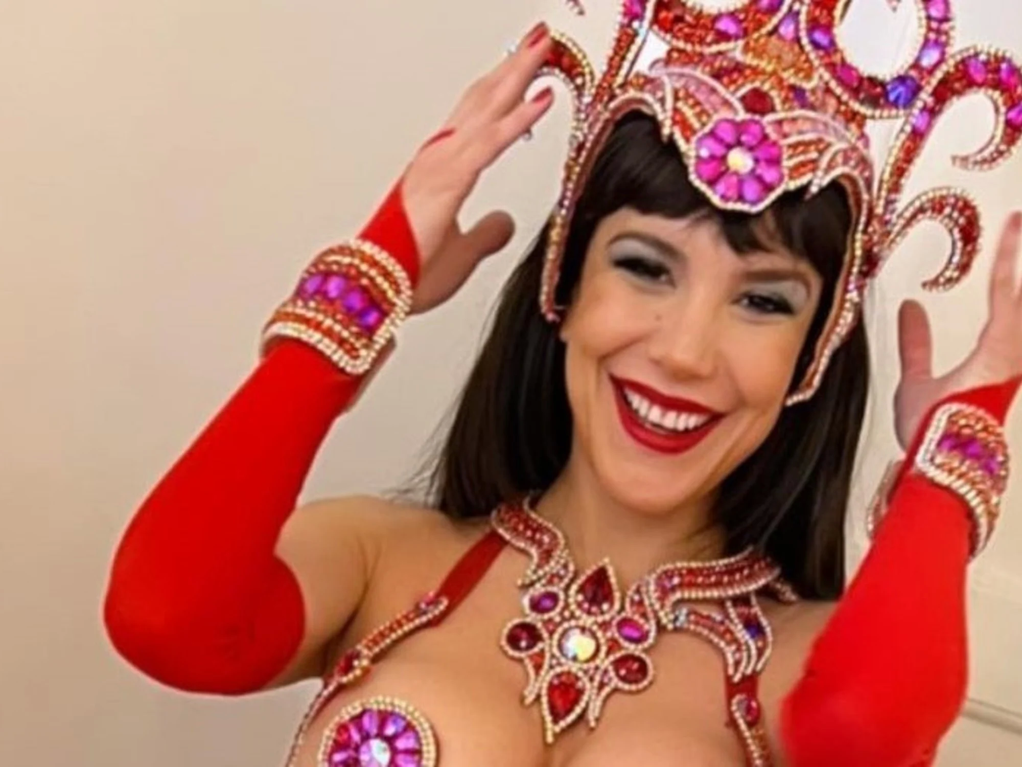 Andrea Rincón volvió a ponerse las plumas