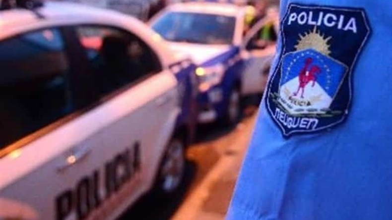 La Policía demoró a un hombre que vendía una escopeta en redes sociales. | LM Neuquen La Policía demoró a un hombre que vendía una escopeta en redes sociales.