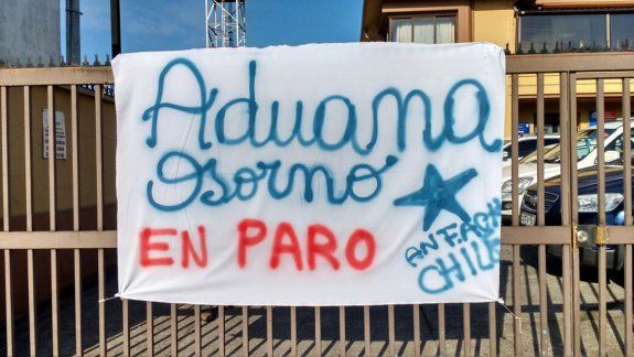 Un cartel colocado ayer en Osorno por los funcionarios.