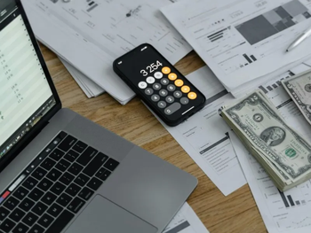 Advierten que los bancos buscan refinanciar créditos en pesos con ṕrestamos en dólares.