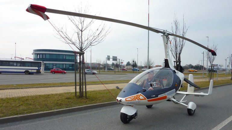 El GyroDrive puede alcanzar 40 kilómetros por hora en tierra y 180 en el aire. Su precio oscila entre un millón y dos millones y medio de pesos.