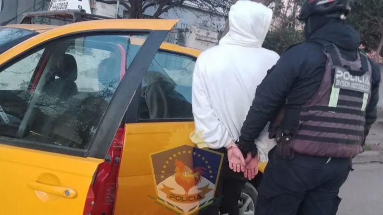 En calle Alcorta, fue atrapado un ladrón que había forzado la puerta de un taxi. En calle Alcorta, fue atrapado un ladrón que había forzado la puerta de un taxi.