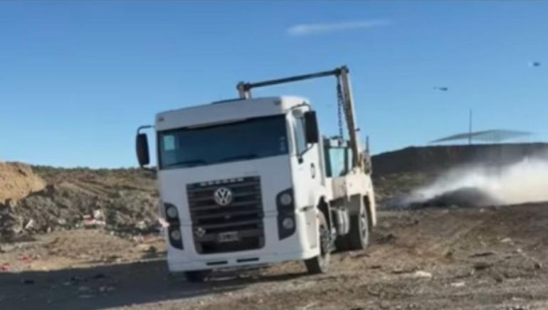 Aparentemenbe, el camionero no advirtió la presencia del hombre que buscaba desechos en el vertedero de Caleta Olivia. Aparentemenbe, el camionero no advirtió la presencia del hombre que buscaba desechos en el vertedero de Caleta Olivia.