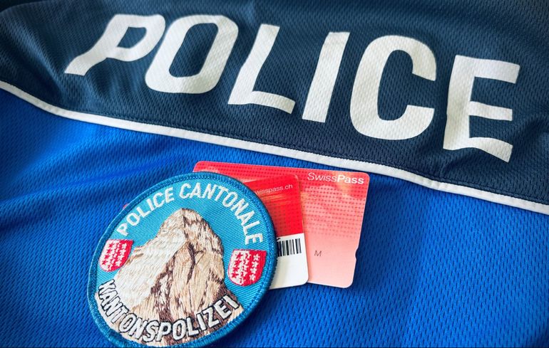 Dos esquiadores informaron a la Policía del cantón de Valais que habían encontraro esquíes abandonados a unos 4.000 metros de altura. Dos esquiadores informaron a la Policía del cantón de Valais que habían encontraro esquíes abandonados a unos 4.000 metros de altura.