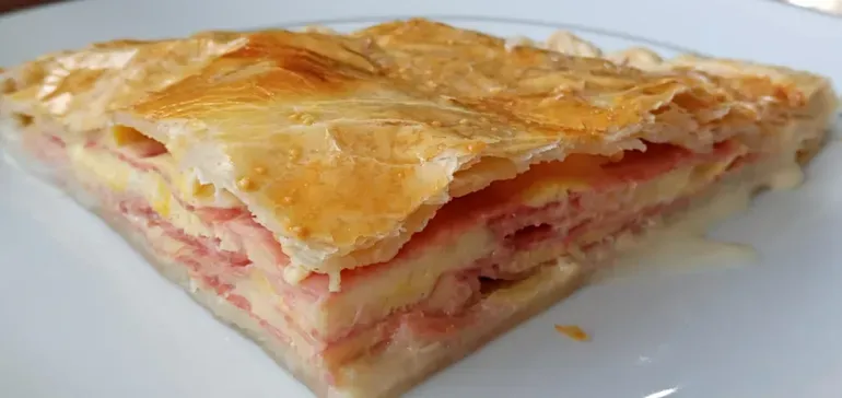 Tarta de jamón, queso y tomate. Tarta de jamón, queso y tomate.