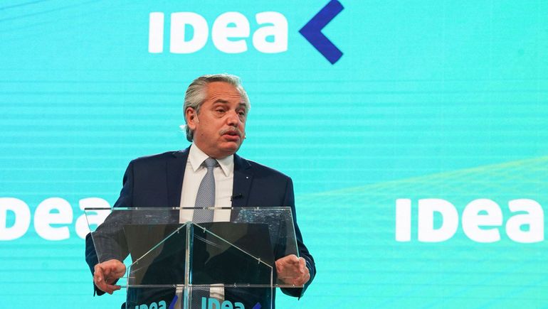 Alberto Fernández anunció un decreto para cambiar planes por empleo