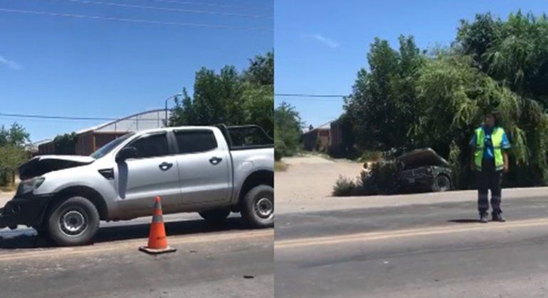 Se le levantó el capot y chocó contra una camioneta