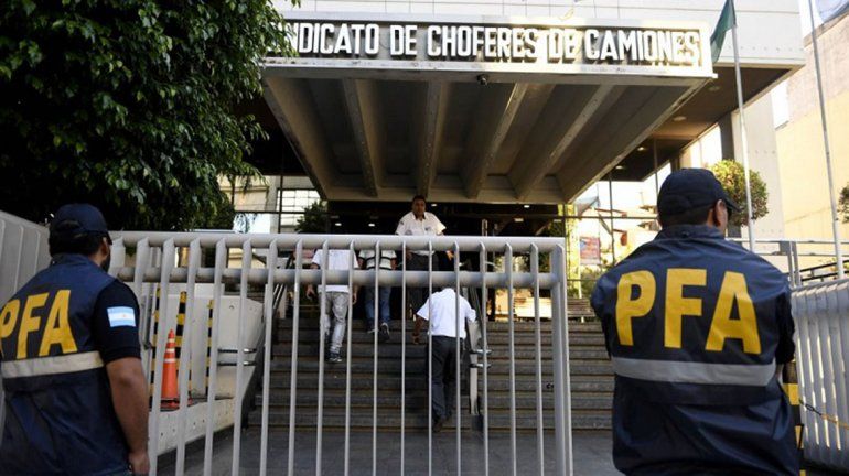 Allanaron una sede de Camioneros por pedidos de coimas