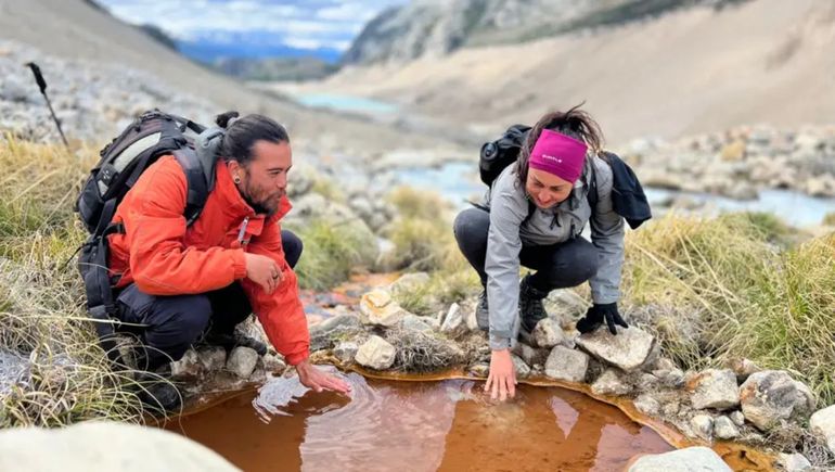El documentalista Cristian Dimitrius en las aguas termales del glaciar del cerro San Lorenzo
