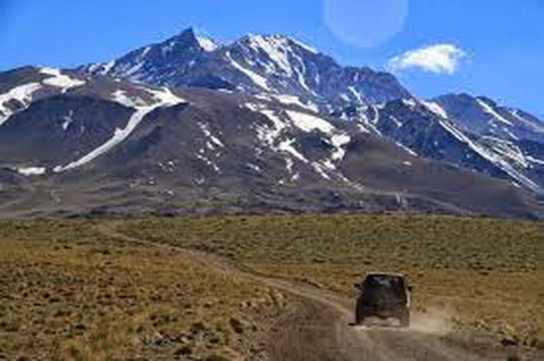 El Volcán Domuyo impone su presencia y ejerce su magnetismo en el norte neuquino. El Volcán Domuyo impone su presencia y ejerce su magnetismo en el norte neuquino.