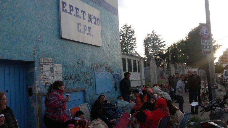 Por un banco, decenas de padres durmieron afuera de las escuelas técnicas