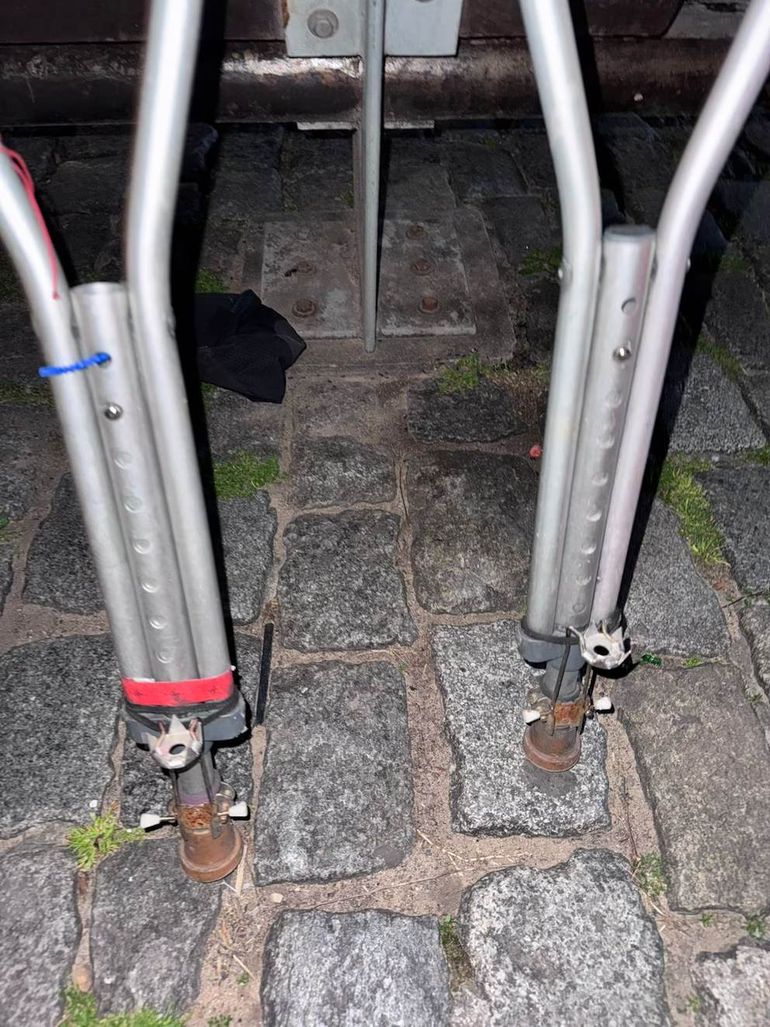 Las muletas del vendedor ambulante detenido, la Policía alega que estaban preparadas para lastimar. Las muletas del vendedor ambulante detenido, la Policía alega que estaban preparadas para lastimar.