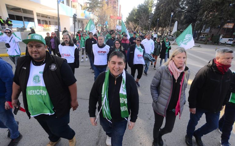 Las protestas se concentran en pleno centro de Neuquén. Las protestas se concentran en pleno centro de Neuquén.