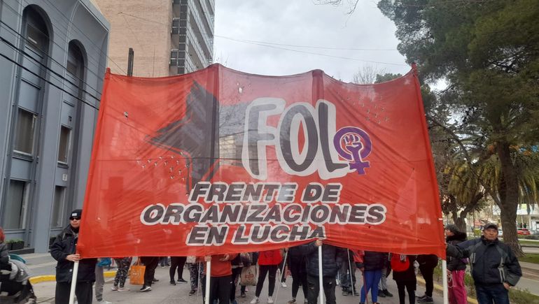 Organizaciones sociales marchan por las calles de la ciudad.